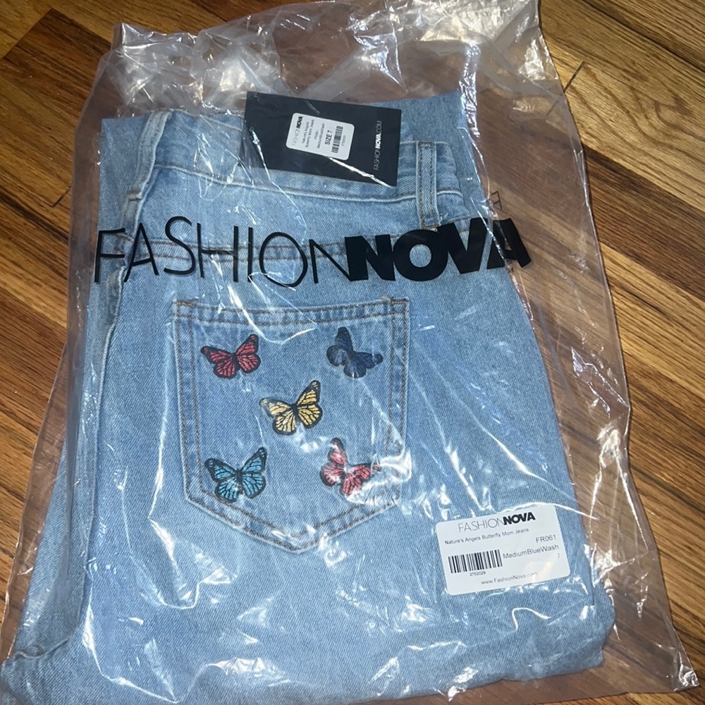 Fashion nova brand new butterfly mom jeans